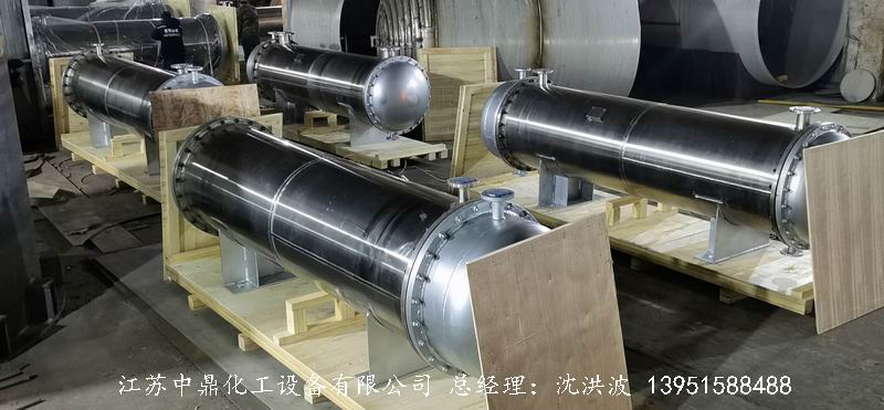 中鼎承接泰國某企業(yè)11臺(tái)列管式換熱器裝車包裝過程